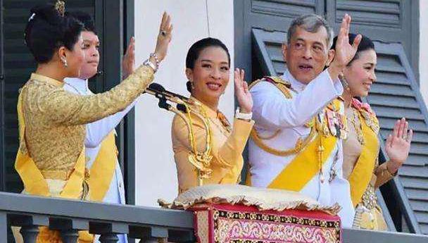 订婚，泰王普密蓬亲自为未婚妻弹琴，被绿后命其刮宫他心却滴了血