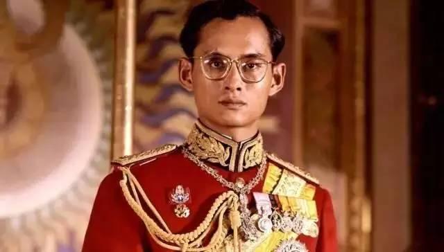 订婚，泰王普密蓬亲自为未婚妻弹琴，被绿后命其刮宫他心却滴了血