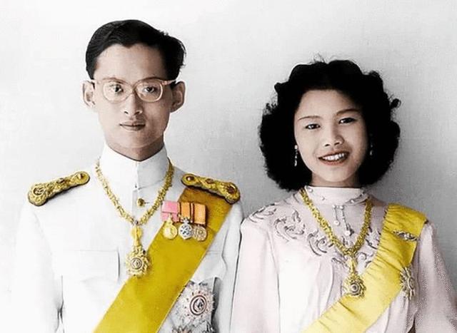 订婚，泰王普密蓬亲自为未婚妻弹琴，被绿后命其刮宫他心却滴了血
