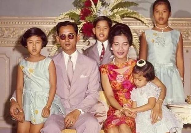 订婚，泰王普密蓬亲自为未婚妻弹琴，被绿后命其刮宫他心却滴了血
