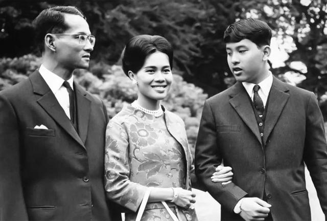 订婚，泰王普密蓬亲自为未婚妻弹琴，被绿后命其刮宫他心却滴了血