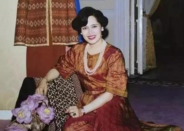 订婚，泰王普密蓬亲自为未婚妻弹琴，被绿后命其刮宫他心却滴了血