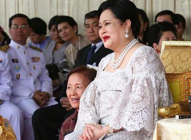 订婚，泰王普密蓬亲自为未婚妻弹琴，被绿后命其刮宫他心却滴了血