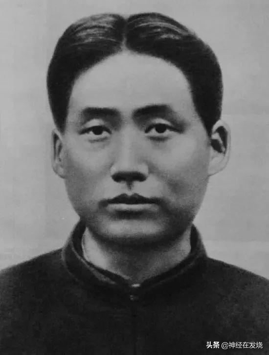 追忆领袖风采向毛主席他老人家鞠躬祭拜