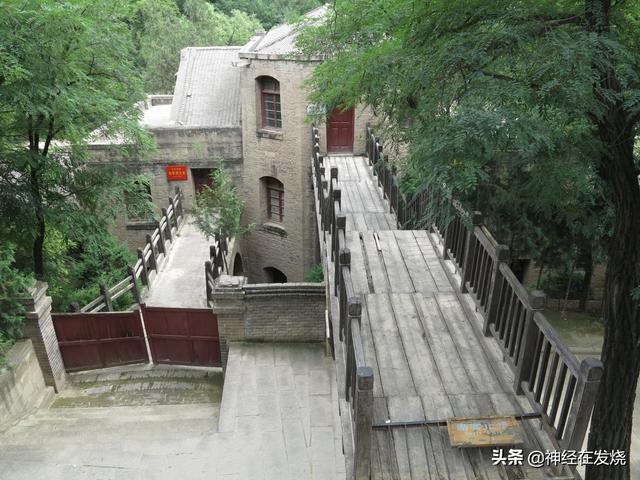 追忆领袖风采向毛主席他老人家鞠躬祭拜