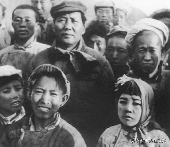 追忆领袖风采向毛主席他老人家鞠躬祭拜