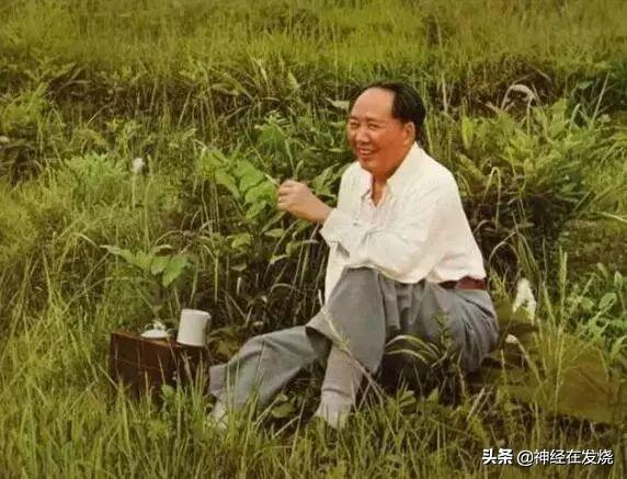 追忆领袖风采向毛主席他老人家鞠躬祭拜