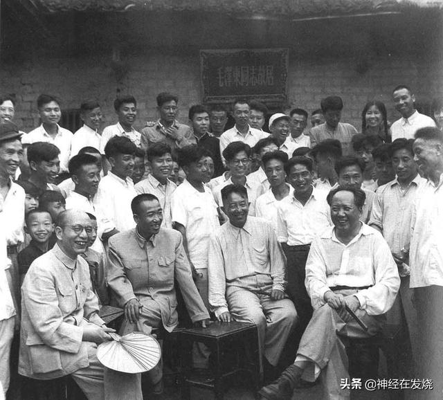 追忆领袖风采向毛主席他老人家鞠躬祭拜
