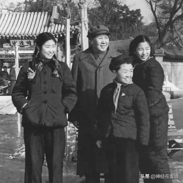 追忆领袖风采向毛主席他老人家鞠躬祭拜