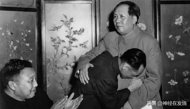 追忆领袖风采向毛主席他老人家鞠躬祭拜