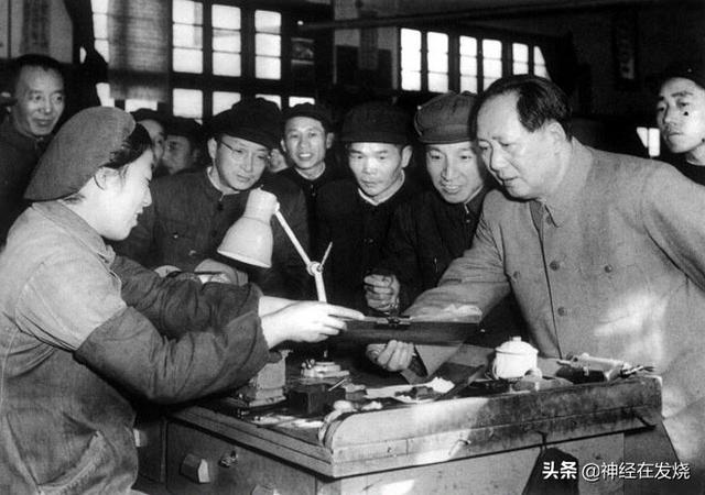 追忆领袖风采向毛主席他老人家鞠躬祭拜