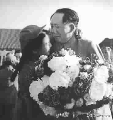 追忆领袖风采向毛主席他老人家鞠躬祭拜