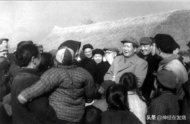 追忆领袖风采向毛主席他老人家鞠躬祭拜