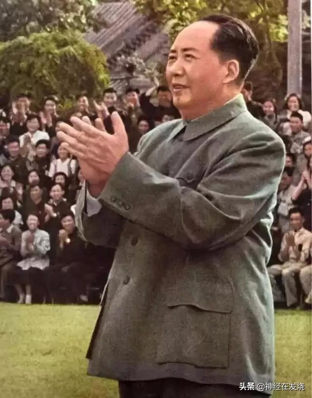 追忆领袖风采向毛主席他老人家鞠躬祭拜