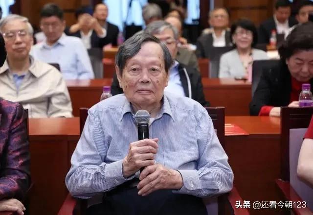 杨振宁75岁做心脏搭桥手术82岁娶翁帆 百岁生日发表演讲要活108
