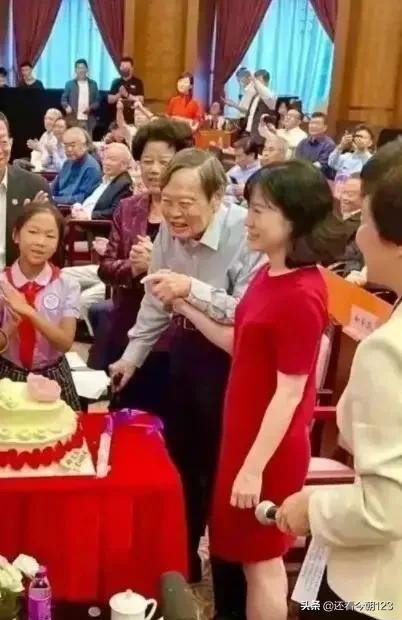 杨振宁75岁做心脏搭桥手术82岁娶翁帆 百岁生日发表演讲要活108