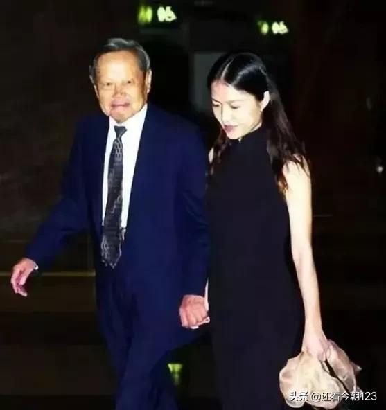 杨振宁75岁做心脏搭桥手术82岁娶翁帆 百岁生日发表演讲要活108