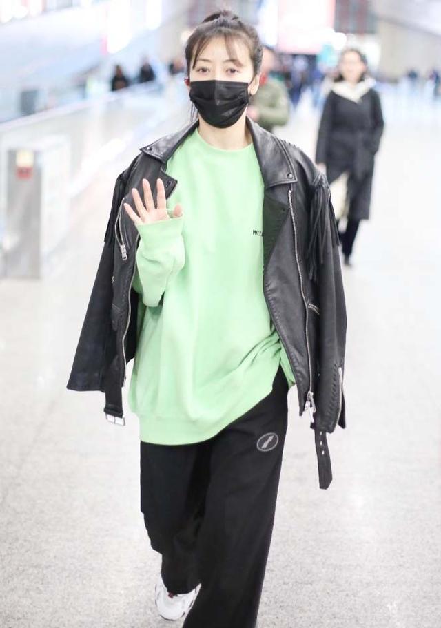 41岁陈紫函少女感绝了，韩式“生辰”刘海太少女，穿卫衣成七三分