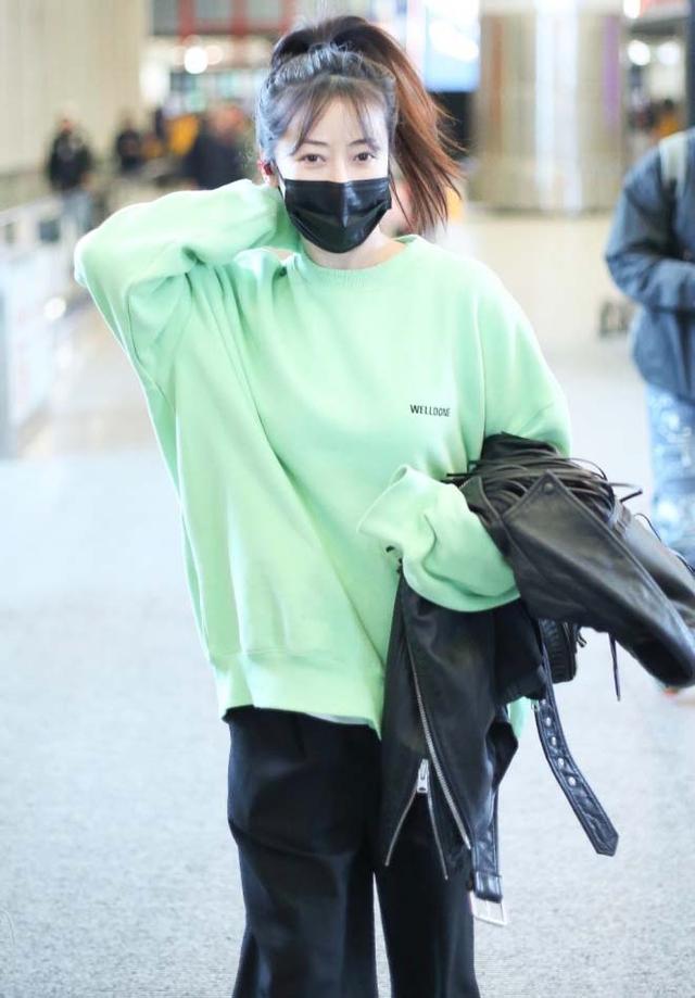 41岁陈紫函少女感绝了，韩式“生辰”刘海太少女，穿卫衣成七三分