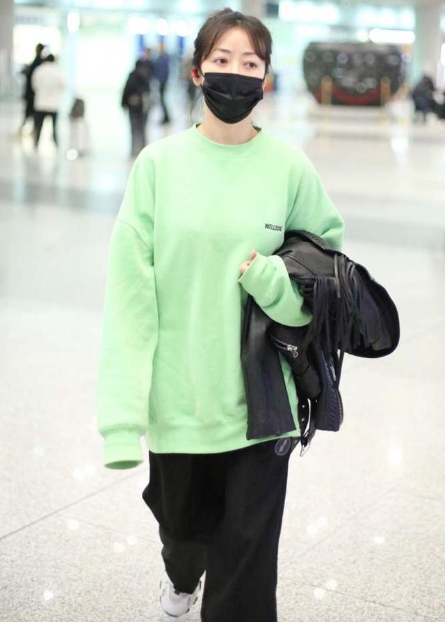 41岁陈紫函少女感绝了，韩式“生辰”刘海太少女，穿卫衣成七三分