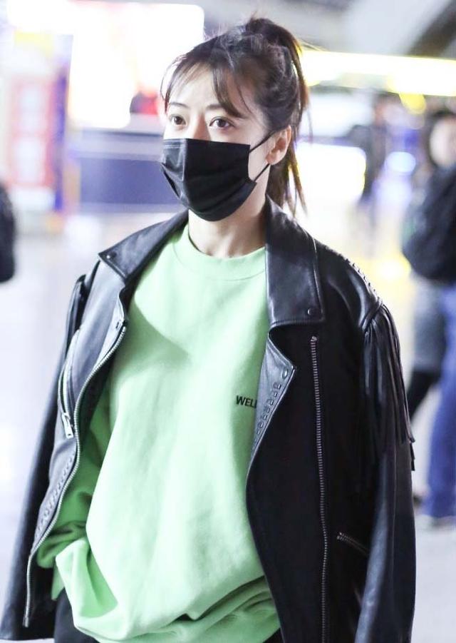 41岁陈紫函少女感绝了，韩式“生辰”刘海太少女，穿卫衣成七三分