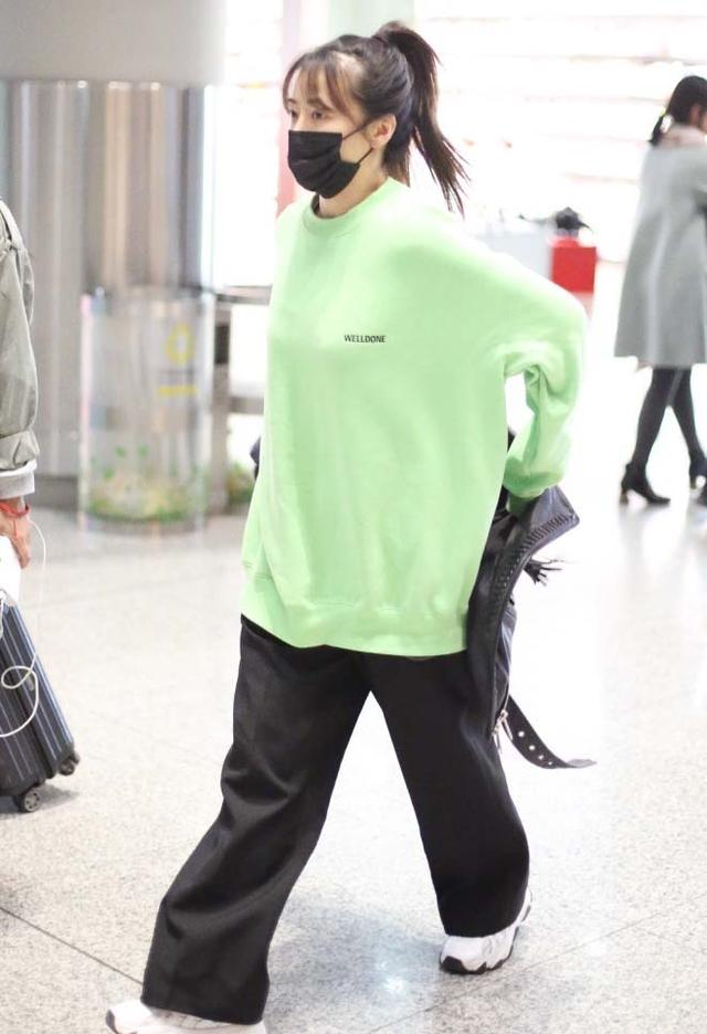 41岁陈紫函少女感绝了，韩式“生辰”刘海太少女，穿卫衣成七三分