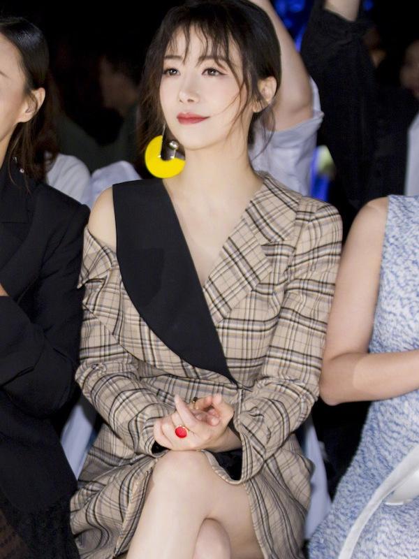 41岁陈紫函少女感绝了，韩式“生辰”刘海太少女，穿卫衣成七三分