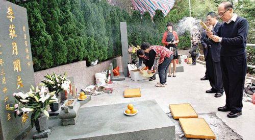 李嘉诚有多信风水？曾花两百万让蔡伯励看墓地，并把他当成好朋友