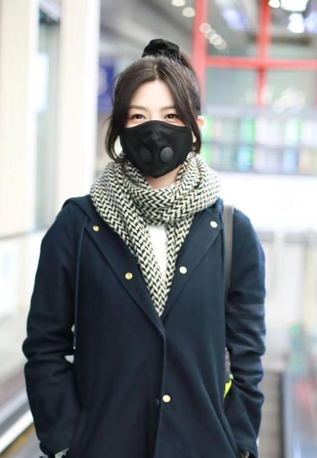 陈妍希罕见高马尾太甜美，穿大衣配小皮鞋像韩剧女主，美回沈佳宜