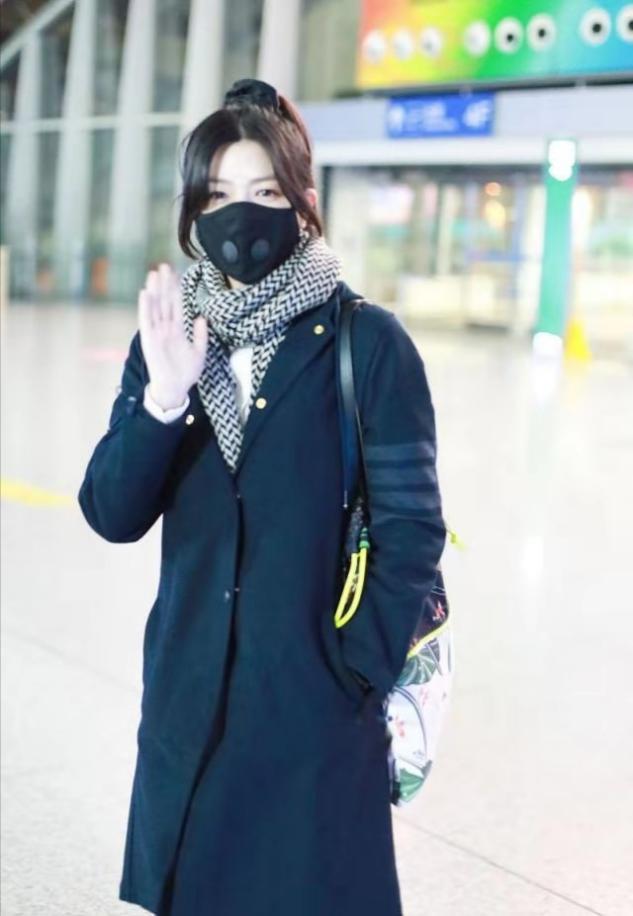 陈妍希罕见高马尾太甜美，穿大衣配小皮鞋像韩剧女主，美回沈佳宜