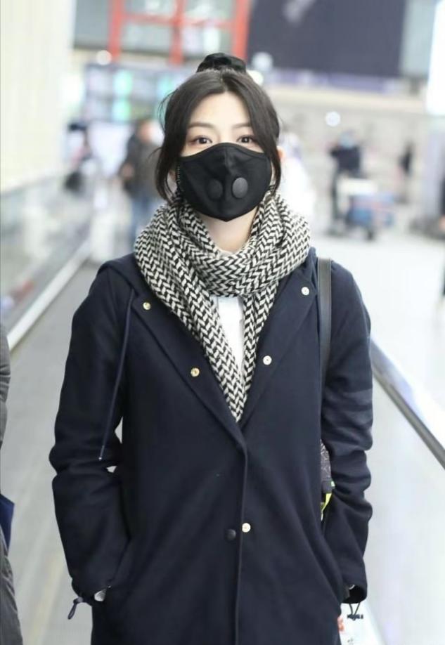 陈妍希罕见高马尾太甜美，穿大衣配小皮鞋像韩剧女主，美回沈佳宜