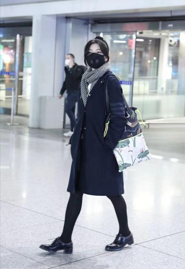 陈妍希罕见高马尾太甜美，穿大衣配小皮鞋像韩剧女主，美回沈佳宜