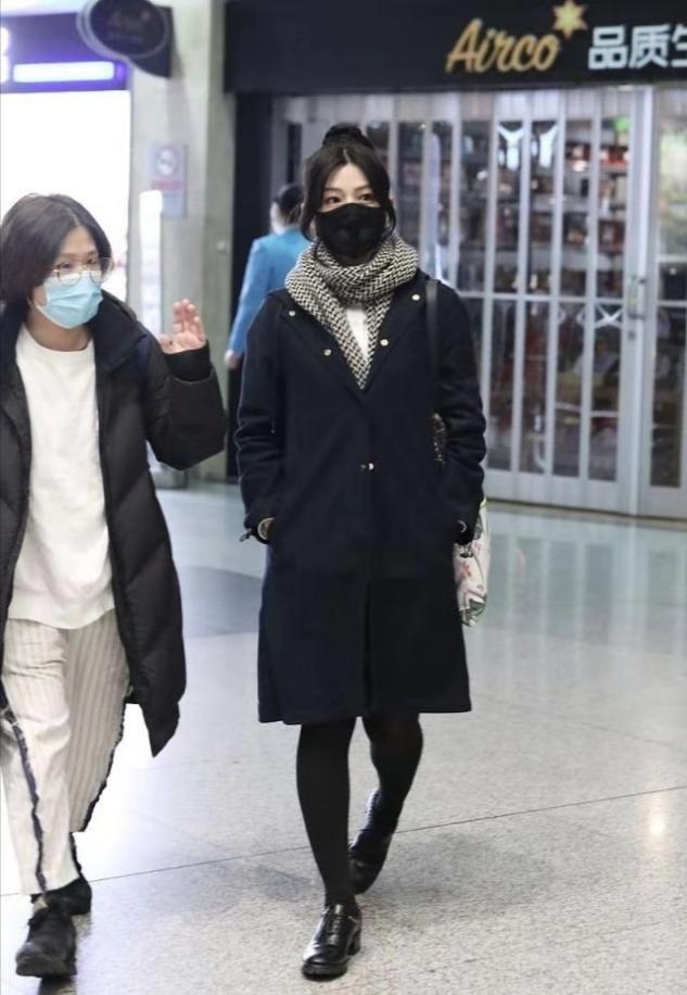 陈妍希罕见高马尾太甜美，穿大衣配小皮鞋像韩剧女主，美回沈佳宜