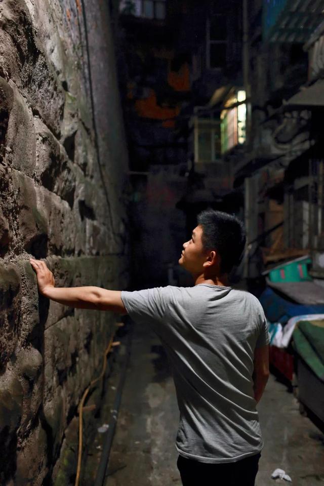 被保姆偷走后，他的人生错位了27年