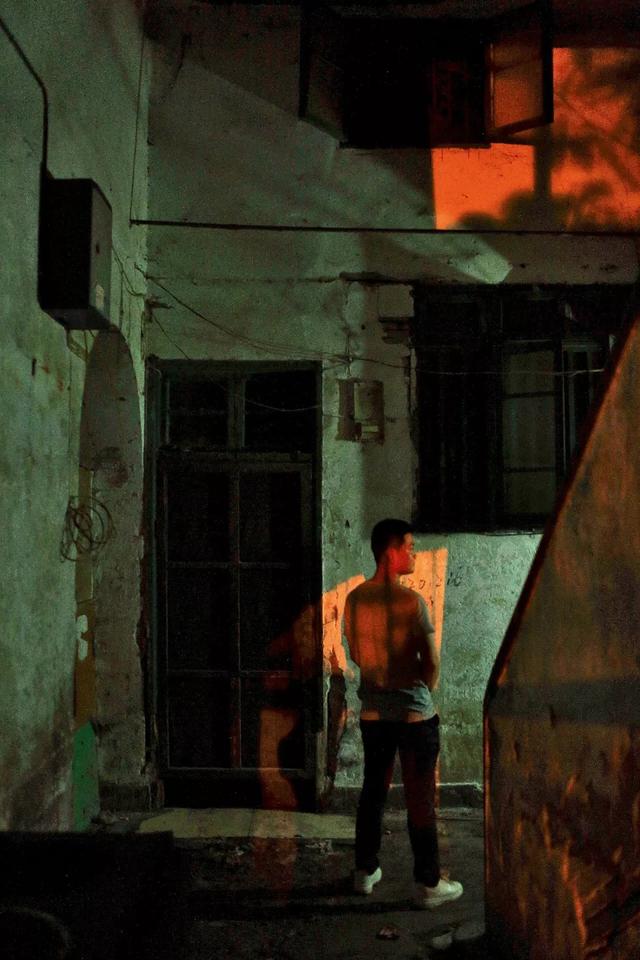 被保姆偷走后，他的人生错位了27年