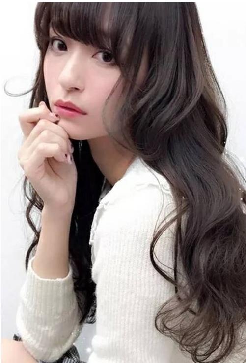 长头发带头帘的烫发，女生卷烫头发，美味十足不显老气