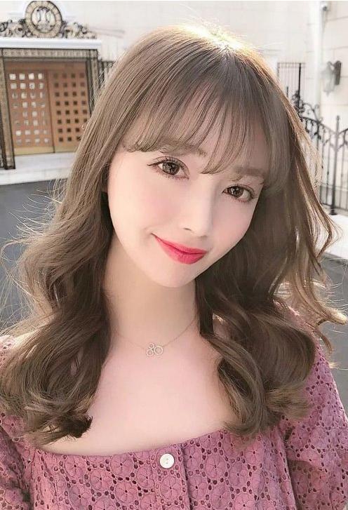 长头发带头帘的烫发，女生卷烫头发，美味十足不显老气