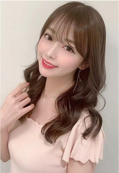 长头发带头帘的烫发，女生卷烫头发，美味十足不显老气