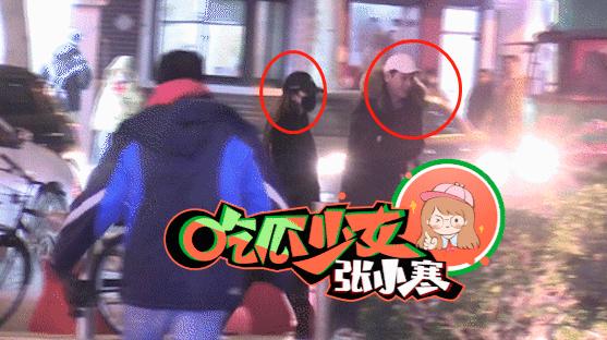 杨幂和长腿帅哥同回小区被拍！穿一身黑遮挡严实，男方站街头抽烟