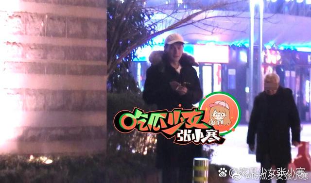 杨幂和长腿帅哥同回小区被拍！穿一身黑遮挡严实，男方站街头抽烟