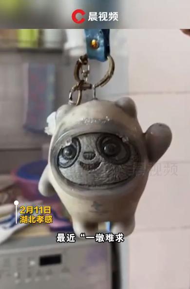 混得最惨的冰墩墩！女子两年前将冰墩墩甩到屋顶，如今“一墩难求”忙捡回家“洗白白”