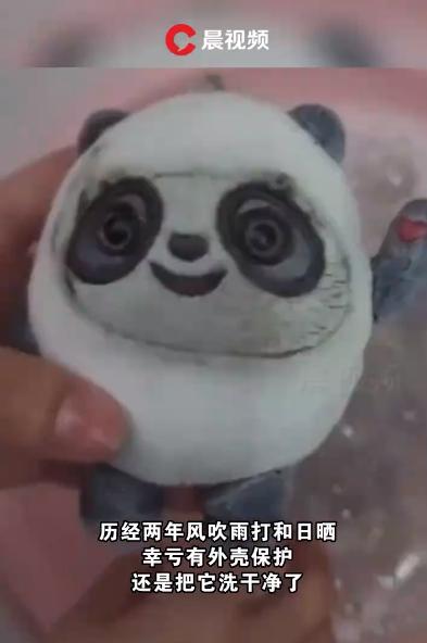 混得最惨的冰墩墩！女子两年前将冰墩墩甩到屋顶，如今“一墩难求”忙捡回家“洗白白”