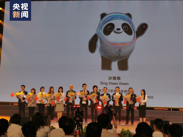 混得最惨的冰墩墩！女子两年前将冰墩墩甩到屋顶，如今“一墩难求”忙捡回家“洗白白”