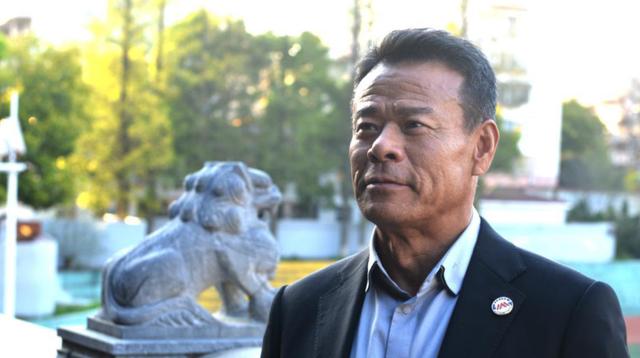 出生于“红色家庭”，49岁改名，因演技太好，熟人胡静都没认出他