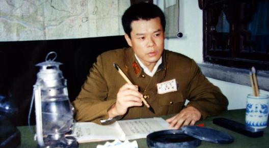 出生于“红色家庭”，49岁改名，因演技太好，熟人胡静都没认出他