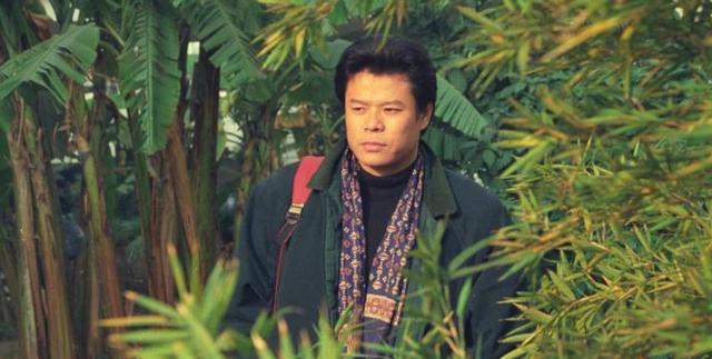 出生于“红色家庭”，49岁改名，因演技太好，熟人胡静都没认出他