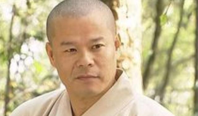 出生于“红色家庭”，49岁改名，因演技太好，熟人胡静都没认出他