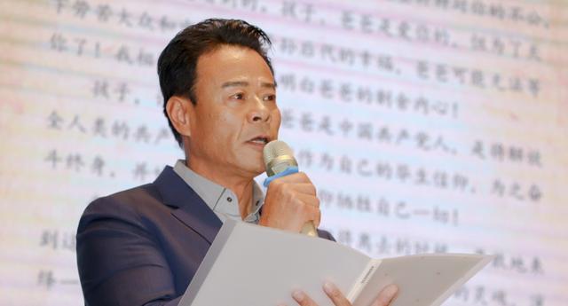 出生于“红色家庭”，49岁改名，因演技太好，熟人胡静都没认出他