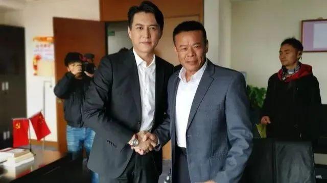 出生于“红色家庭”，49岁改名，因演技太好，熟人胡静都没认出他