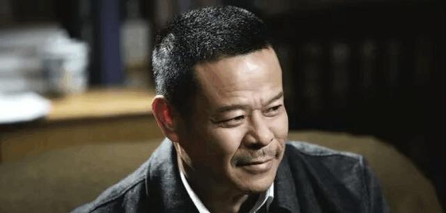 出生于“红色家庭”，49岁改名，因演技太好，熟人胡静都没认出他